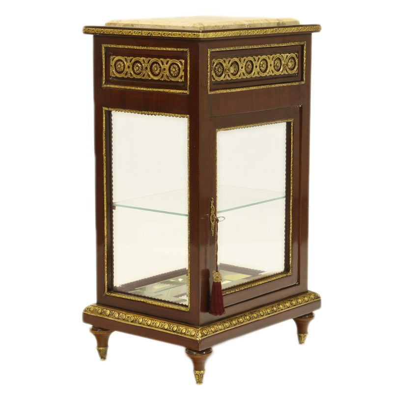 "Barok Stijl Vitrinekast - Een Meesterwerk van Houtambacht met Gouden Highlights en Glazen Deuren - Een Tijdloze Aanvulling op Jouw Interieur."