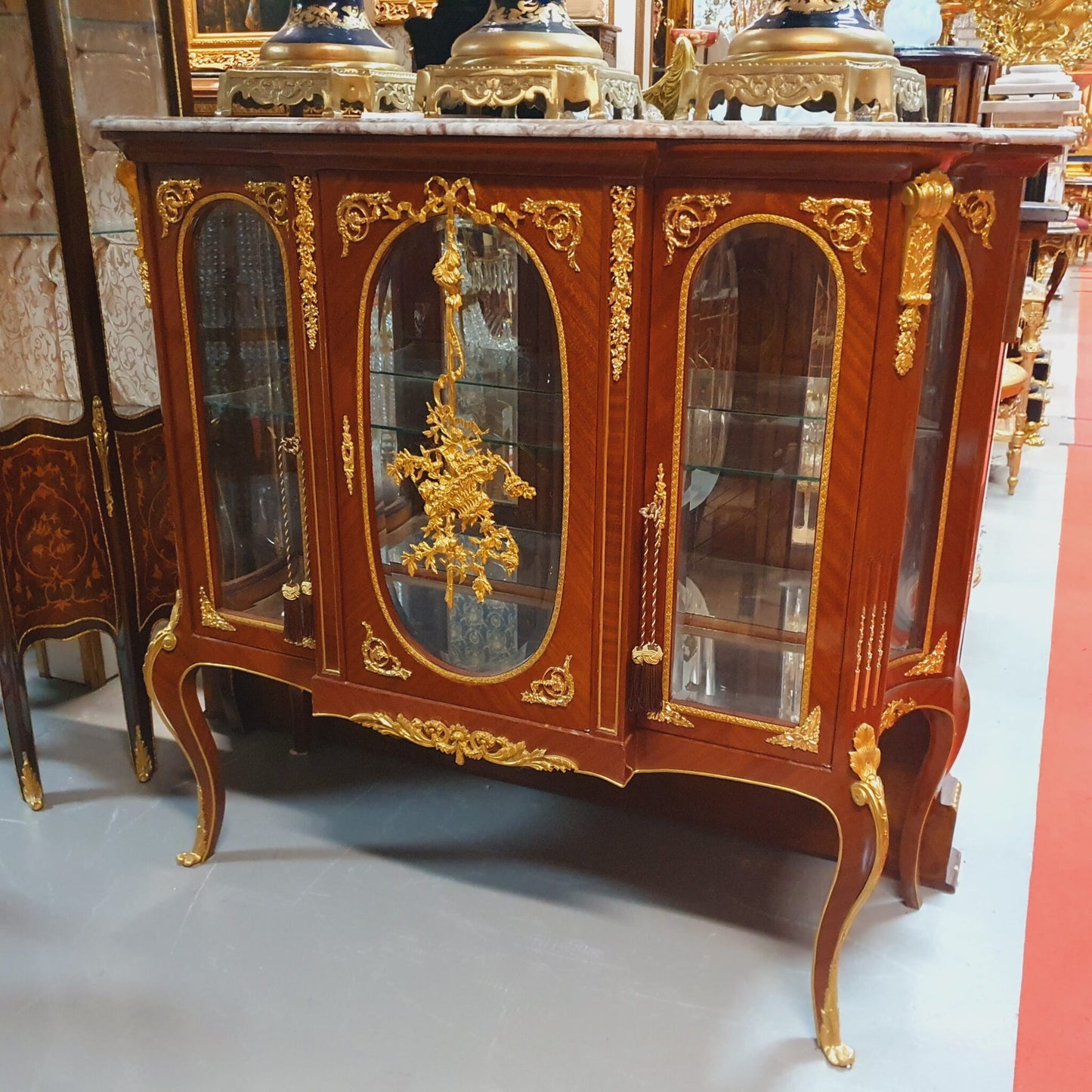 "Antiek-geïnspireerde barokke commode - Versierd met weelderig houtsnijwerk en gouden accenten, brengt deze commode een vleugje tijdloze elegantie in jouw interieur."