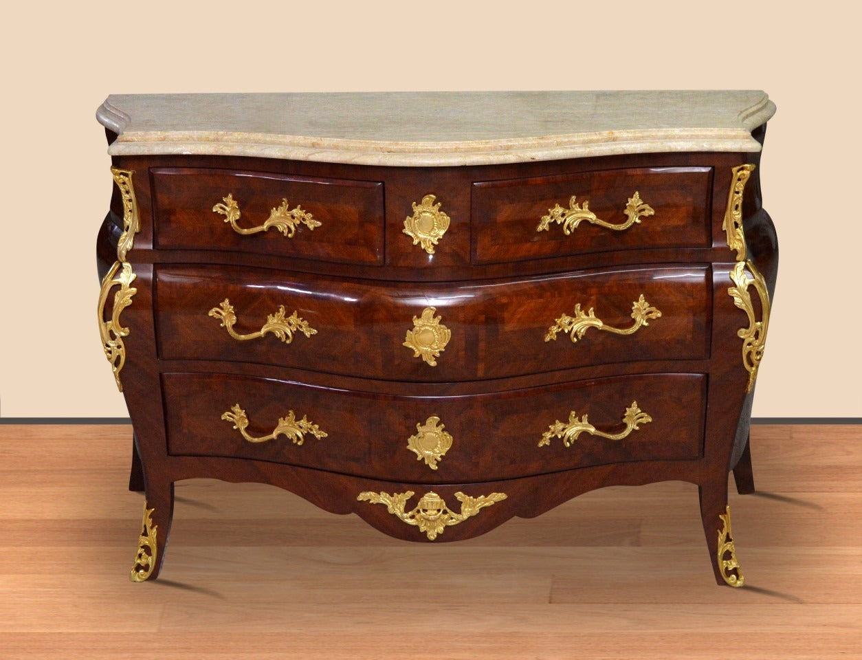 "Barokke commode met vergulde details - Bewonder de prachtige vergulde ornamenten die deze commode verheffen tot een waar kunstwerk, perfect voor een glamoureuze inrichting."