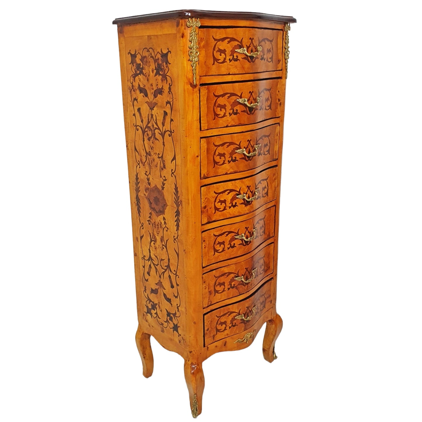 "Luxe barokke ladekast - Met zijn imposante formaat en weelderige afwerking, straalt deze ladekast een gevoel van luxe en elegantie uit, perfect voor een vorstelijk interieur."