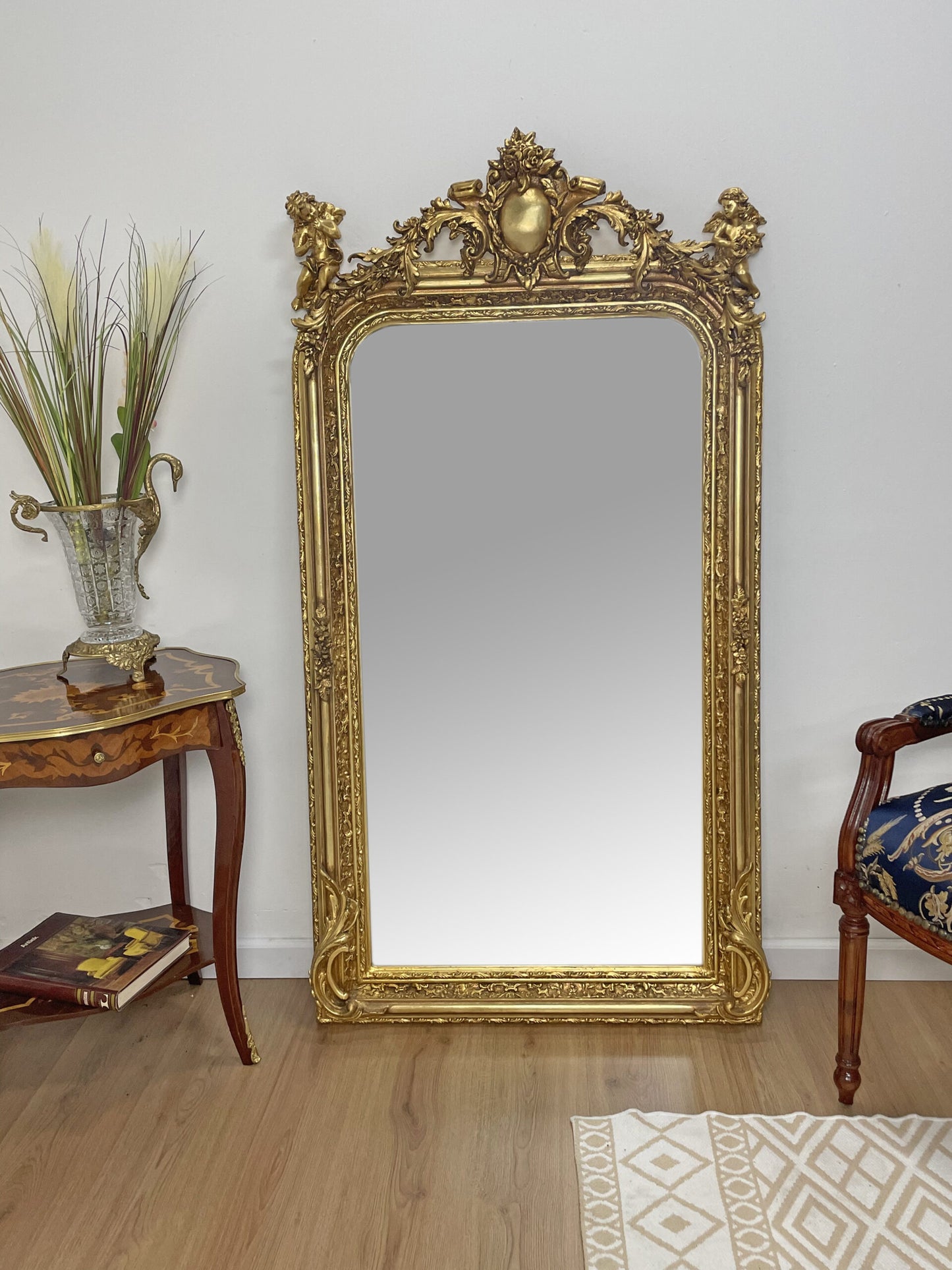 "Verfijnde Barok Wandspiegel - Gedetailleerd Houtsnijwerk en Subtiele Gouden Ornamenten Brengen Een Tijdloze Schoonheid in Jouw Huis."