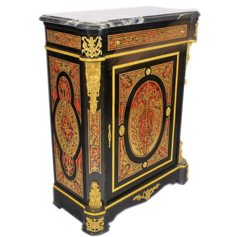 "Antiek-geïnspireerde Boulle-commode - Versierd met weelderig inlegwerk van kostbaar hout en messing, straalt deze commode een gevoel van klassieke grandeur uit."