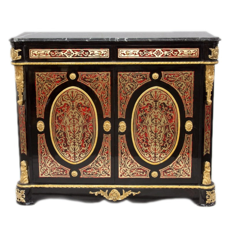 "Boulle-commode met marqueterie - Een prachtig stuk met ingewikkeld inlegwerk van kostbaar hout en messing, biedt deze commode een unieke mix van stijl en vakmanschap."