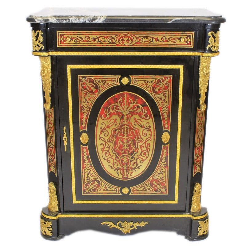 "Antiek-geïnspireerde Boulle-commode - Versierd met weelderig inlegwerk van kostbaar hout en messing, straalt deze commode een gevoel van klassieke grandeur uit."