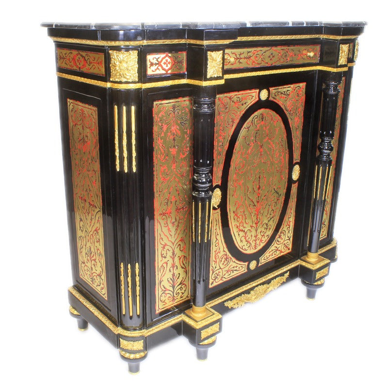"Luxe Boulle-commode - Een weelderig pronkstuk met een weelderige afwerking en verfijnde details, biedt deze commode een unieke mix van functionaliteit en schoonheid."