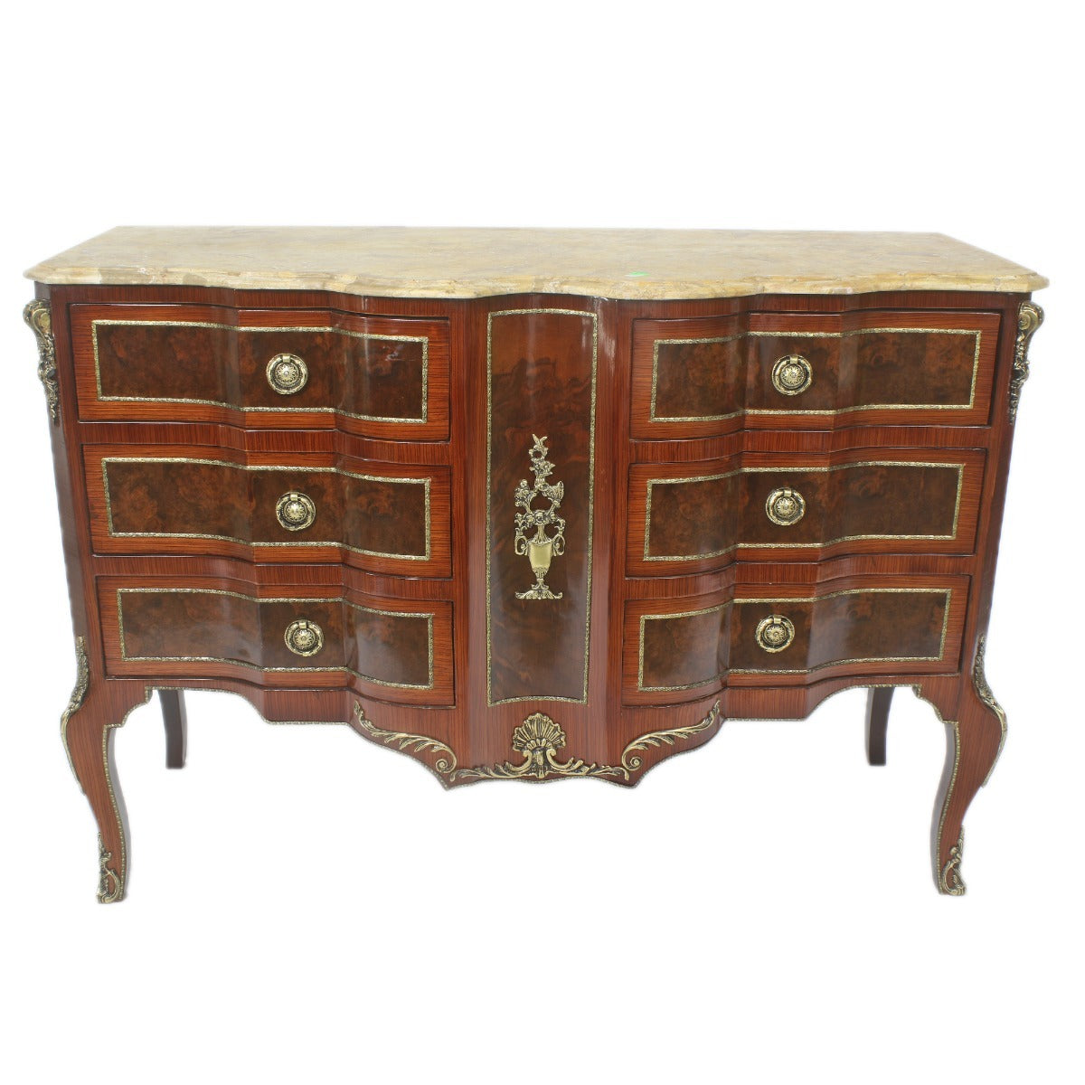 "Grote barokke commode - Met zijn imposante afmetingen en weelderige afwerking, voegt deze commode een gevoel van majesteit en schoonheid toe aan elke ruimte."