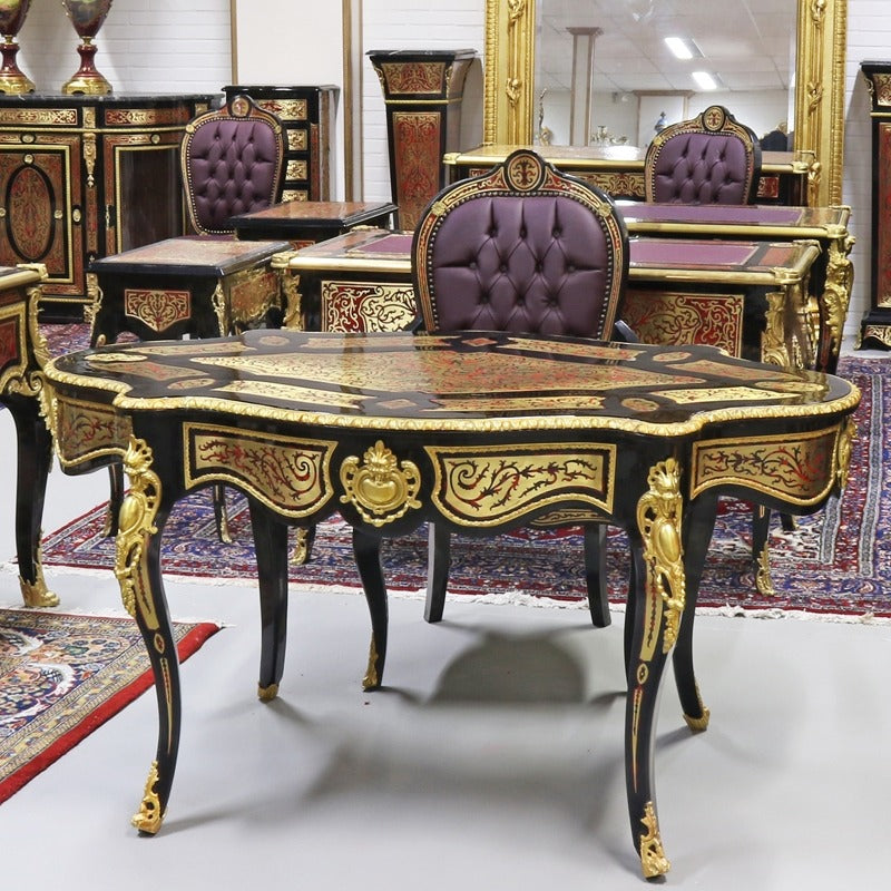 "Elegant Boulle Bureau - Inspiratie Uit de Klassieke Kunst van Inlegwerk, Voorzien van Gedetailleerd Messing en Een Exclusieve Uitstraling."