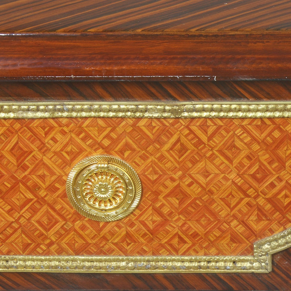 "Barok Bureau met Bronzen Verfijningen - Een Majestueus Werkstation met Gedetailleerde Houtsnijwerken en Subtiele Bronzen Accenten."