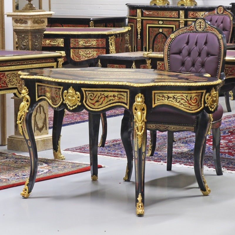 "Elegant Boulle Bureau - Inspiratie Uit de Klassieke Kunst van Inlegwerk, Voorzien van Gedetailleerd Messing en Een Exclusieve Uitstraling."