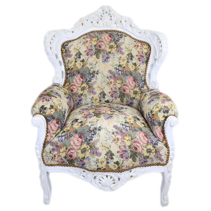 "Antiek-geïnspireerde Barokke Fauteuil - Verfraaid met gedetailleerd houtsnijwerk en weelderige bekleding, voegt een vleugje klassieke grandeur toe aan jouw interieur."