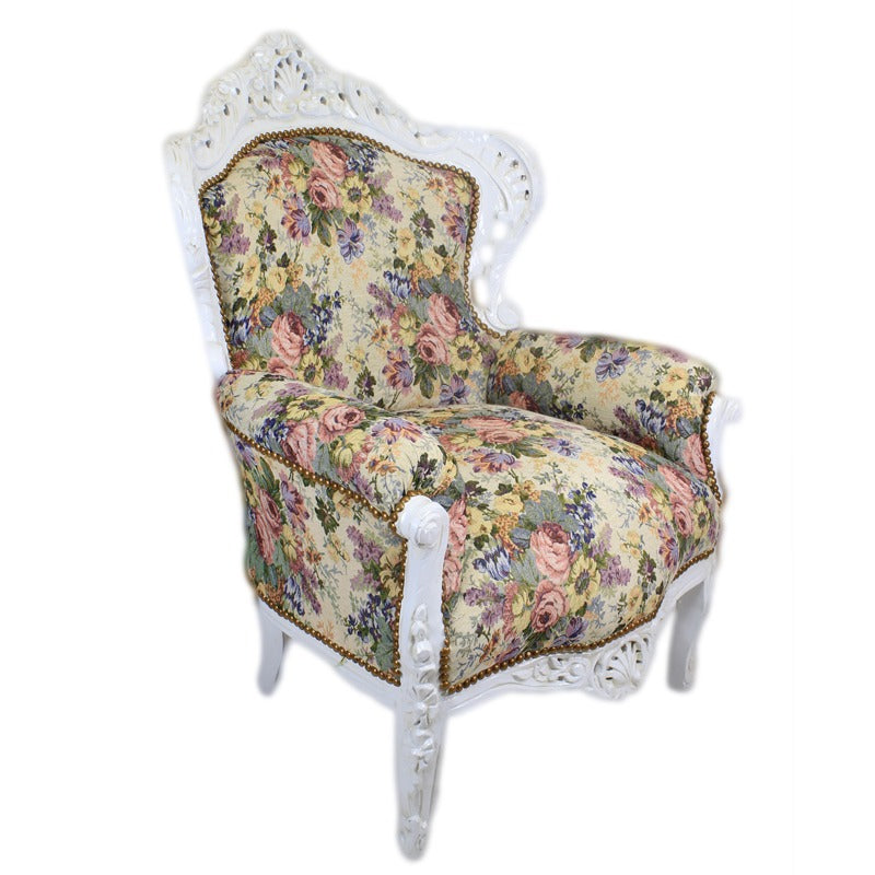 "Antiek-geïnspireerde Barokke Fauteuil - Verfraaid met gedetailleerd houtsnijwerk en weelderige bekleding, voegt een vleugje klassieke grandeur toe aan jouw interieur."