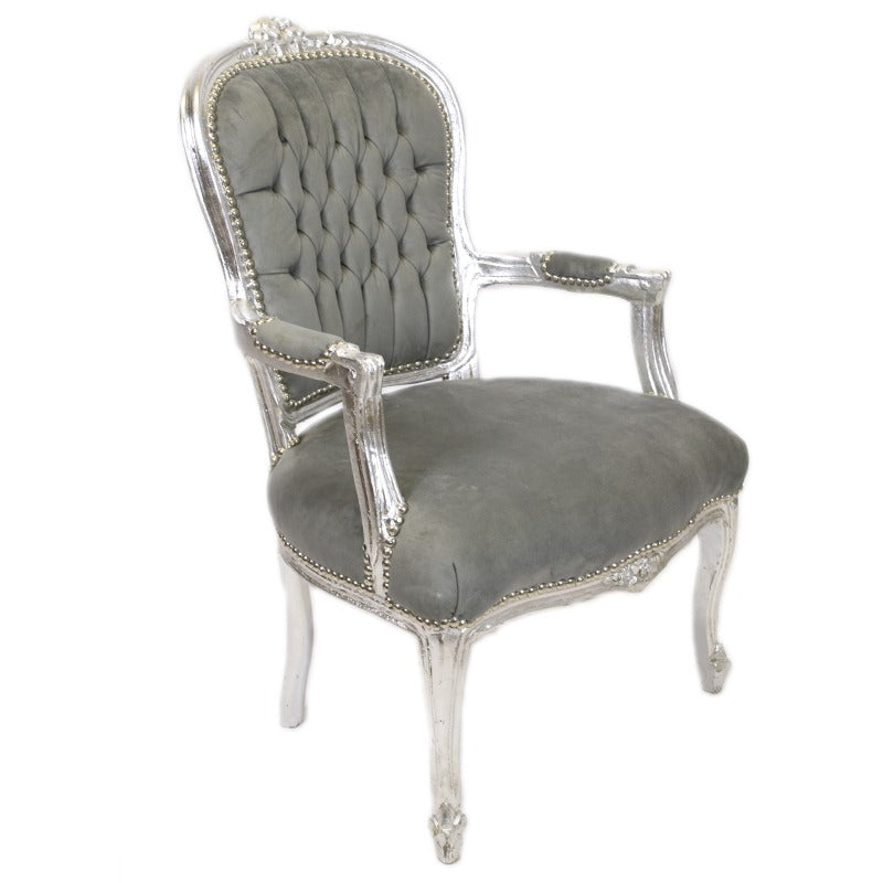 "Handgesneden Barok Stoel met Zilver Houtsnijwerk en Zijdeachtige Grijze Bekleding - Luxueus en Elegant Meubelstuk voor Klassiek Interieur."