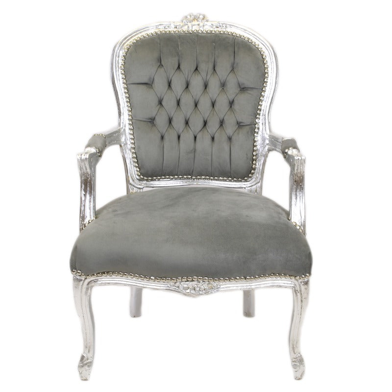 "Handgesneden Barok Stoel met Zilver Houtsnijwerk en Zijdeachtige Grijze Bekleding - Luxueus en Elegant Meubelstuk voor Klassiek Interieur."