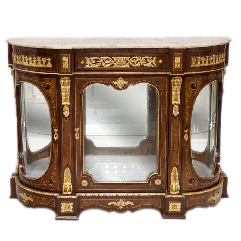 "Barokke commode met spiegelende panelen - Een eigentijdse twist aan een klassiek ontwerp, deze commode met spiegelende panelen voegt een vleugje glamour toe aan elke ruimte."