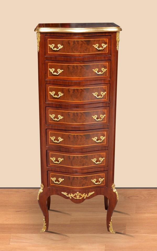 "Grote barokke ladekast - Een majestueus meubelstuk met uitbundig houtsnijwerk en weelderige details, brengt een koninklijke uitstraling naar elke kamer."