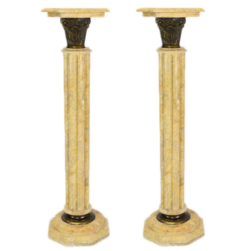 "Elegante marmeren zuil - Een tijdloos symbool van luxe en verfijning, perfect om een vleugje klassieke grandeur toe te voegen aan elke ruimte."