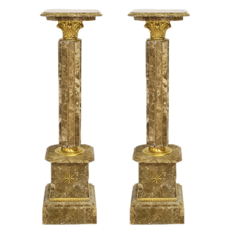 "Marmeren zuil met romeinse invloeden - Geïnspireerd door de grootsheid van het oude Rome, straalt deze zuil een gevoel van tijdloze schoonheid en elegantie uit."