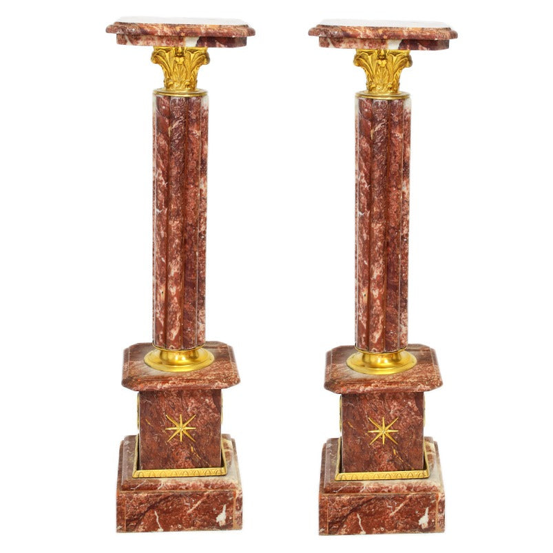 "Barokke marmeren zuil - Met zijn weelderige versieringen en indrukwekkende hoogte, voegt deze zuil een vleugje klassieke pracht toe aan jouw decor."