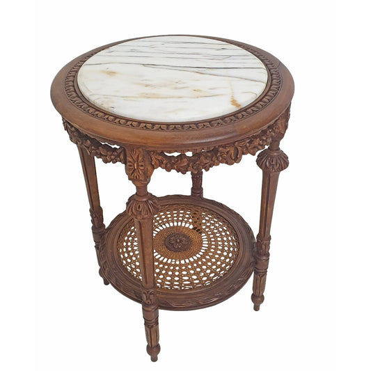 "Gouden barok bijzettafel met gebogen poten - Geïnspireerd door de majestueuze barokke stijl, straalt deze tafel een tijdloze grandeur uit, ideaal voor het toevoegen van een vleugje historische pracht aan elke kamer."