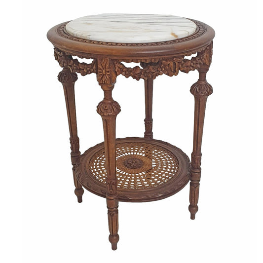 "Stijlvolle gouden barok bijzettafel - Met zijn unieke combinatie van goud en houtsnijwerk, biedt deze tafel een elegante en verfijnde uitstraling die perfect past bij een klassiek interieur."