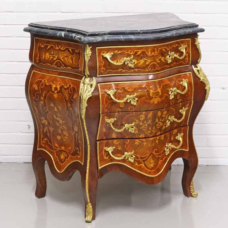 "Antiek-geïnspireerde barokke commode - Versierd met weelderig houtsnijwerk en gouden accenten, brengt deze commode een vleugje tijdloze elegantie in jouw interieur."