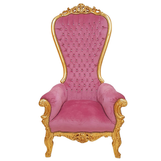 "Bruiloftsfauteuil met Rozenaccenten - Een romantische stoel versierd met prachtige rozen, perfect voor een sprookjesachtige bruiloft in de tuin of op het strand."