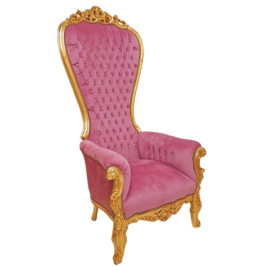 "Bruiloftsfauteuil - Een prachtig versierde stoel voor het bruidspaar, met romantische accenten en een vleugje luxe, ideaal voor een onvergetelijke huwelijksviering."