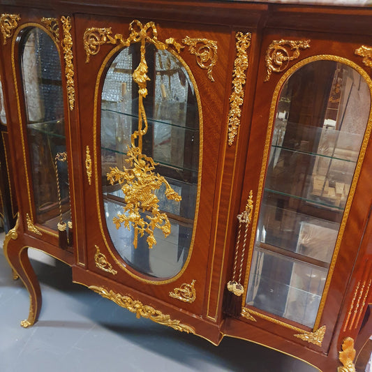 "Barokke commode - Een prachtig meubelstuk met verfijnd houtsnijwerk en elegante details, ideaal voor het toevoegen van een vleugje klassieke grandeur aan elke kamer."