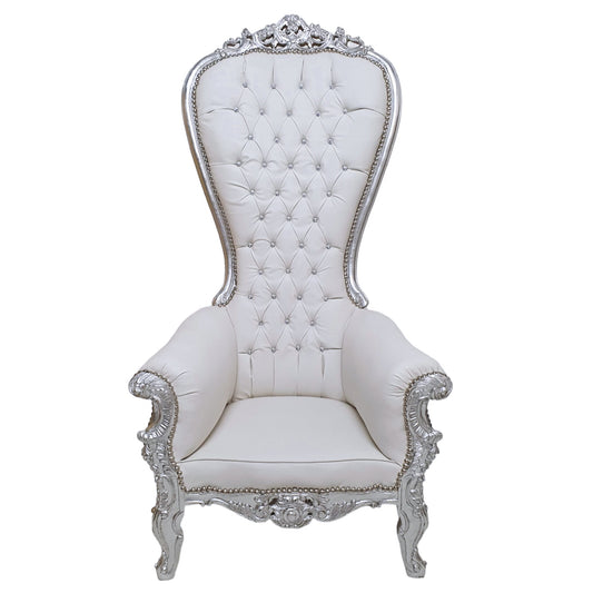 "Bruiloftsfauteuil met Kristallen Accenten - Een luxueuze stoel met sprankelende kristallen, die een vleugje glamour toevoegen aan de huwelijksceremonie."