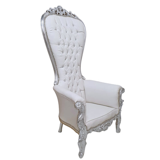 "Bruiloftsfauteuil - Een prachtig versierde stoel voor het bruidspaar, met romantische accenten en een vleugje luxe, ideaal voor een onvergetelijke huwelijksviering."