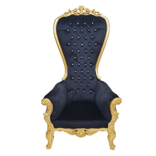 "Bruiloftsfauteuil met Kristallen Accenten - Een luxueuze stoel met sprankelende kristallen, die een vleugje glamour toevoegen aan de huwelijksceremonie."