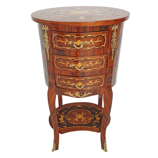 "Klassiek barok ladekastje - Een tijdloos meubelstuk met sierlijke lijnen en verfijnde details, ideaal voor een traditionele en elegante inrichting."