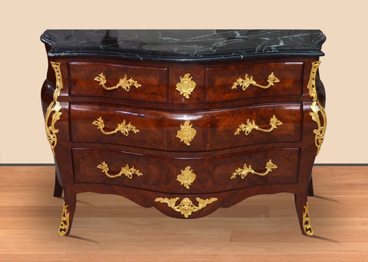 "Klassieke barokke commode - Een tijdloos meubelstuk met sierlijke lijnen en verfijnde details, ideaal voor een traditionele en elegante inrichting."