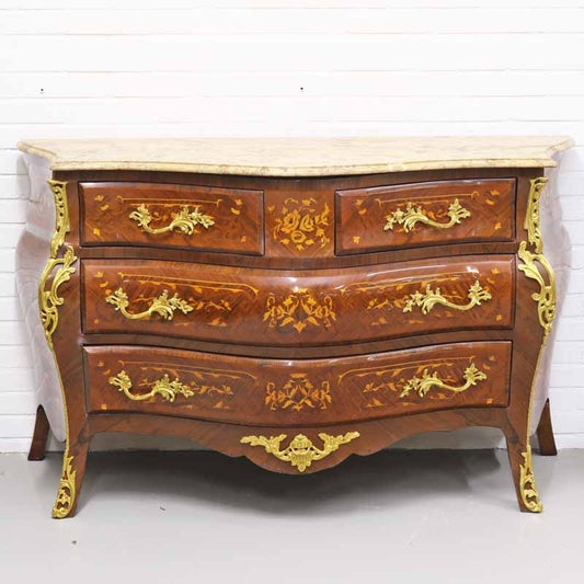 "Barokke commode met marmeren blad - Een luxe meubelstuk met een marmeren blad en gedetailleerd houtsnijwerk, perfect voor een stijlvolle en verfijnde inrichting."