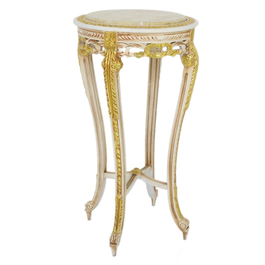 "Elegante crèmekleurige bijzettafel - Versierd met subtiel gouden details, biedt deze tafel een tijdloze charme en verfijning die perfect past bij een klassiek interieur."