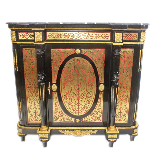 "Klassieke Boulle-commode - Een tijdloos meubelstuk met verfijnd inlegwerk van kostbaar hout en messing, ideaal voor liefhebbers van traditionele en elegante inrichtingen."