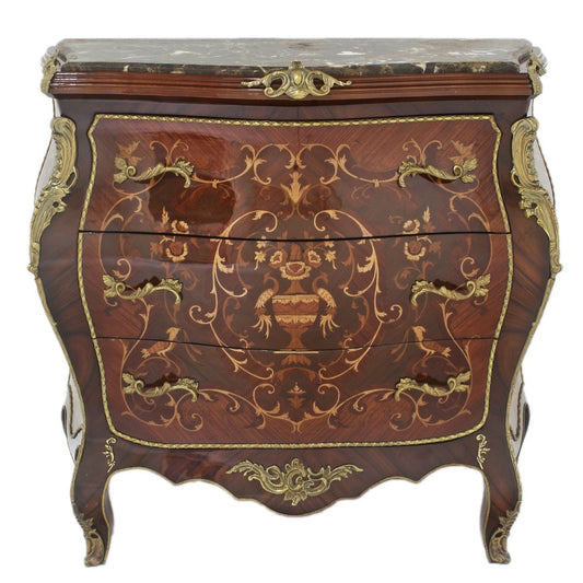 "Barokke commode - Een prachtig meubelstuk met verfijnd houtsnijwerk en elegante details, ideaal voor het toevoegen van een vleugje klassieke grandeur aan elke kamer."
