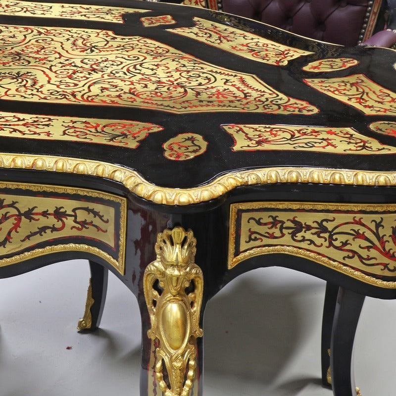 "Elegant Boulle Bureau - Inspiratie Uit de Klassieke Kunst van Inlegwerk, Voorzien van Gedetailleerd Messing en Een Exclusieve Uitstraling."