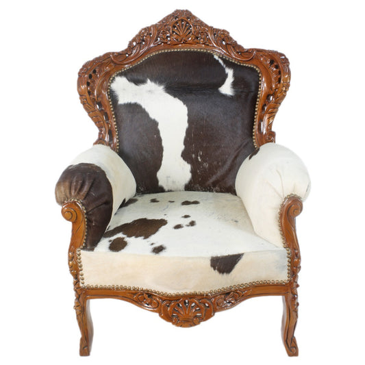 "Boerderij-stijl fauteuil met koeienhuid - Een gezellige en huiselijke stoel met warme koeienhuidbekleding, perfect voor het creëren van een ontspannen sfeer in huis."