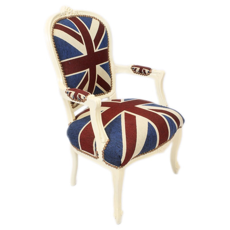 "Handgesneden Barok Stoel met Creme Houtsnijwerk en Union Jack Bekleding - Luxueus en Elegant Meubelstuk voor Klassiek Interieur."