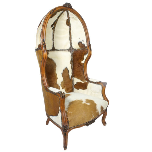 "Rustieke fauteuil met koeienhuid - Een stoere en stijlvolle stoel met natuurlijke koeienhuidbekleding, perfect voor een warme en gezellige sfeer in huis."