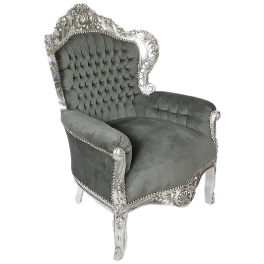 "Grote Barokke Fauteuil - Met zijn majestueuze afmetingen en weelderige bekleding, brengt deze fauteuil een gevoel van koninklijke pracht en praal in jouw woonruimte."
